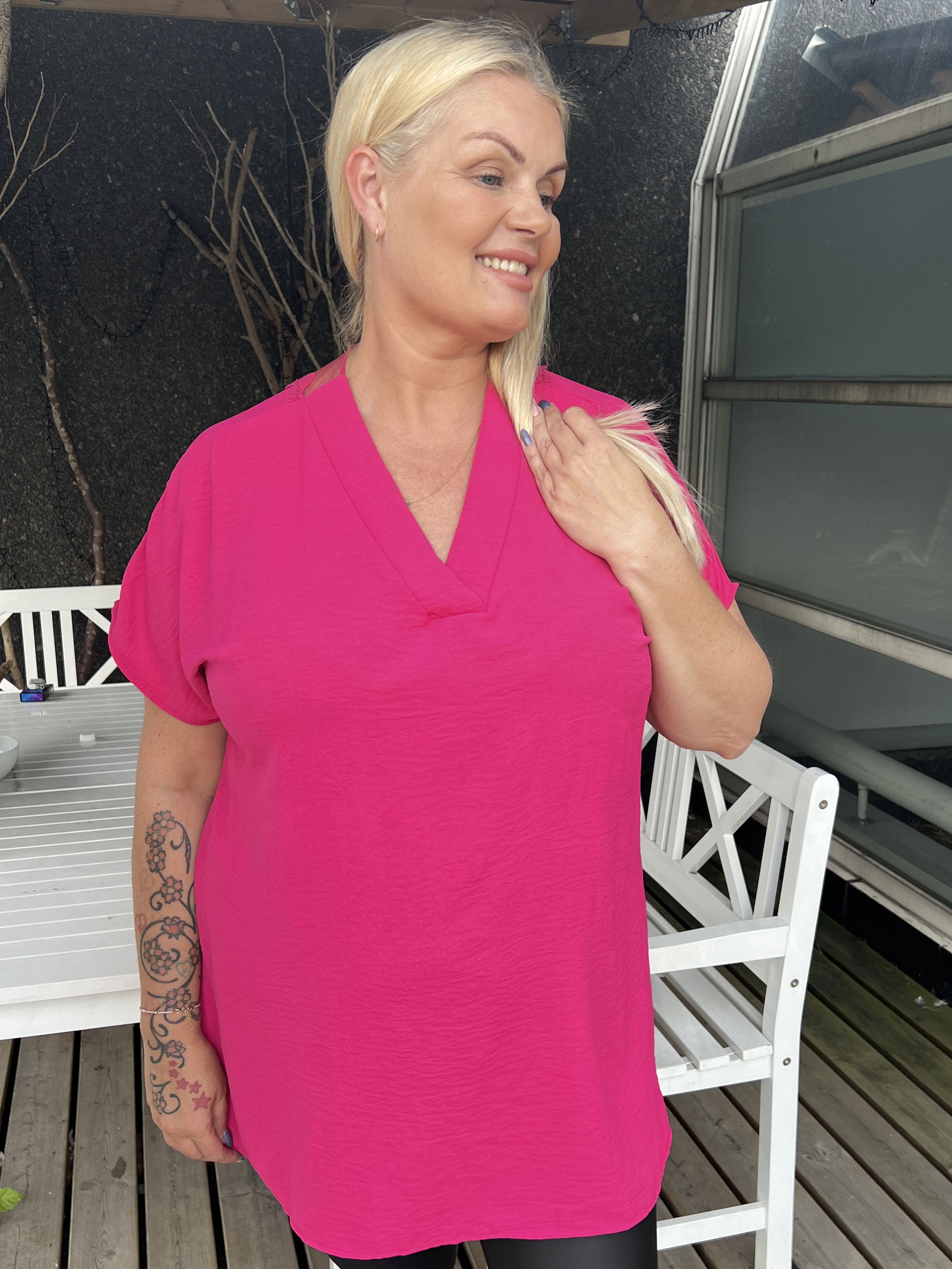 Katrine - Sød plus size tunika med blonde i ryggen